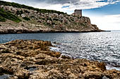 La baia di Porto Selvaggio vegliata dalla torre dell'Alto a strapiombo sulla baia. Puglia, Salento.
